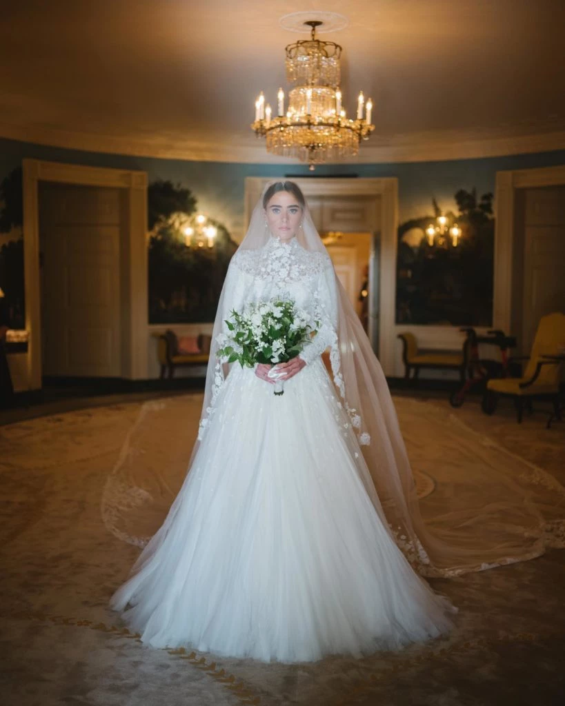 Las fotos de los 3 vestidos de novia de la nieta de Joe Biden