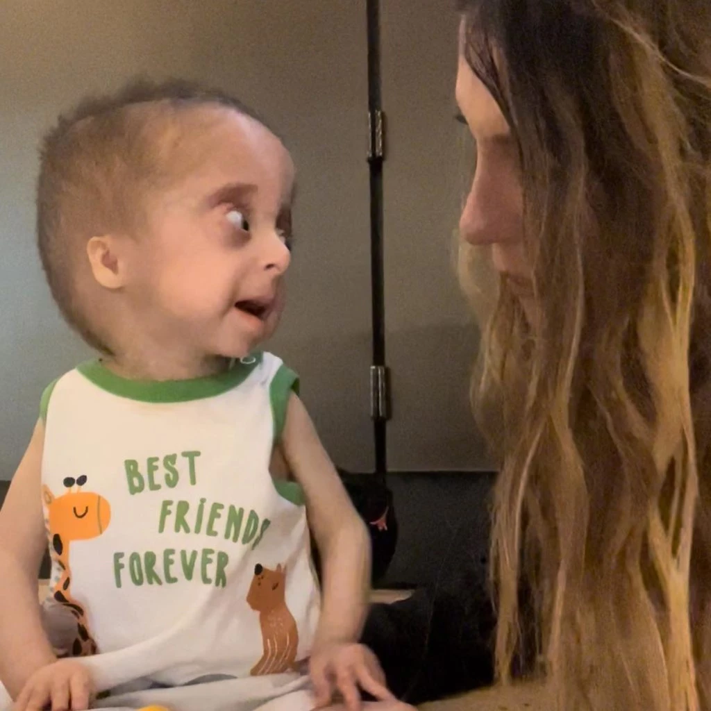 El conmovedor gesto de Mónica Ayos con Vito, el chiquito con una rara enfermedad