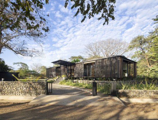 Así se diseñaron estas oficinas sustentables y eficientes en el medio de la naturaleza