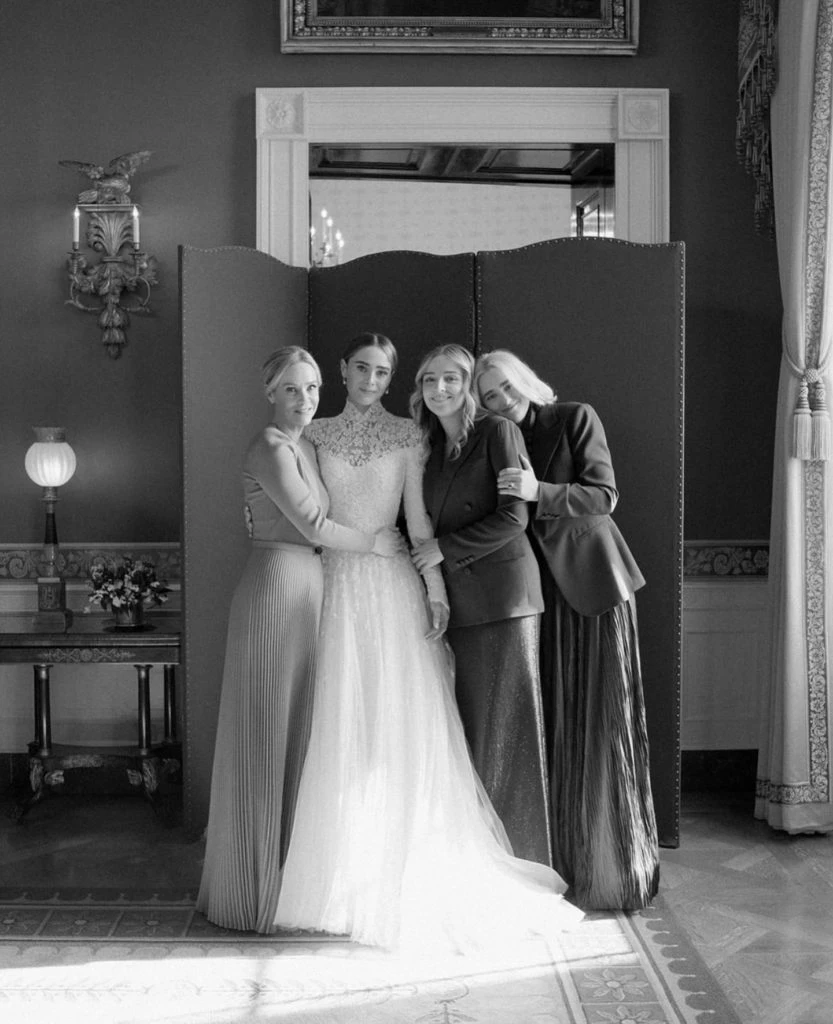 Las fotos de la impresionante boda de la nieta de Joe Biden en la Casa Blanca