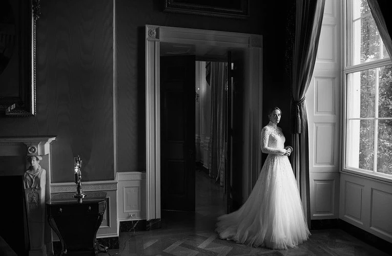 Las fotos de los 3 vestidos de novia de la nieta de Joe Biden