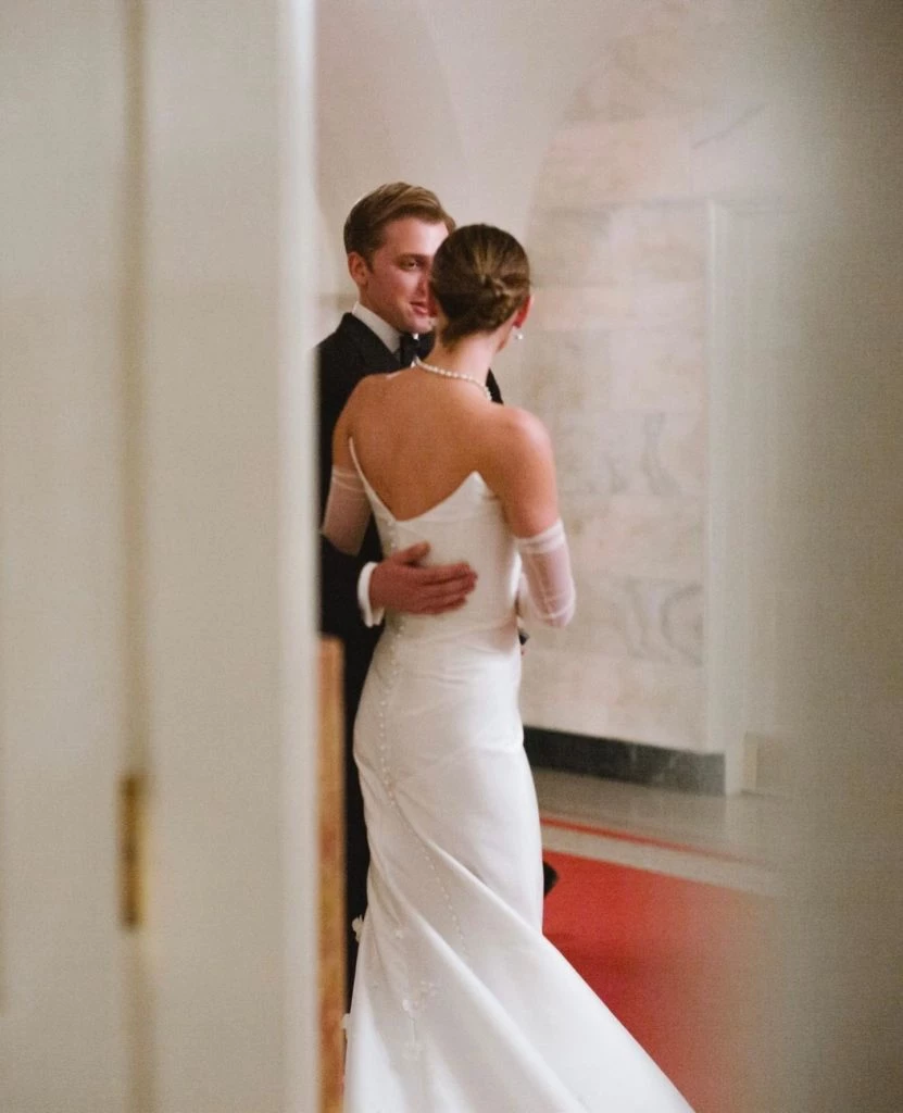 Las fotos de los 3 vestidos de novia de la nieta de Joe Biden