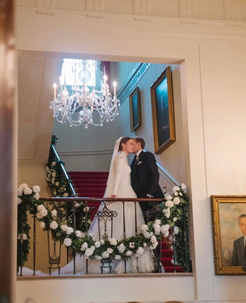 Las fotos de la impresionante boda de la nieta de Joe Biden en la Casa Blanca
