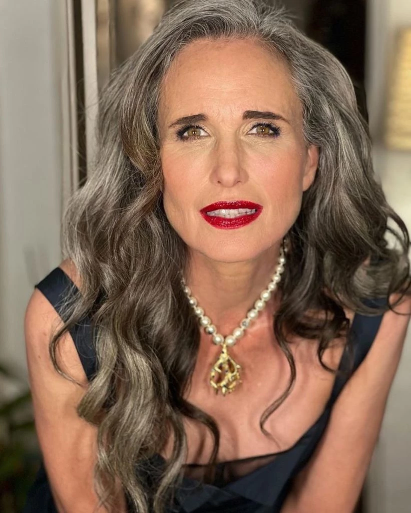 4 trucos para lucir tus canas