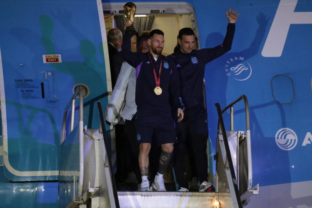 Lionel Messi y Lionel Scaloni, capitán y técnico de la selección argentina, saludan a su llegada al Aeropuerto Internacional de Ezeiza, a 22 km de Buenos Aires. EFE/ Raúl Martínez