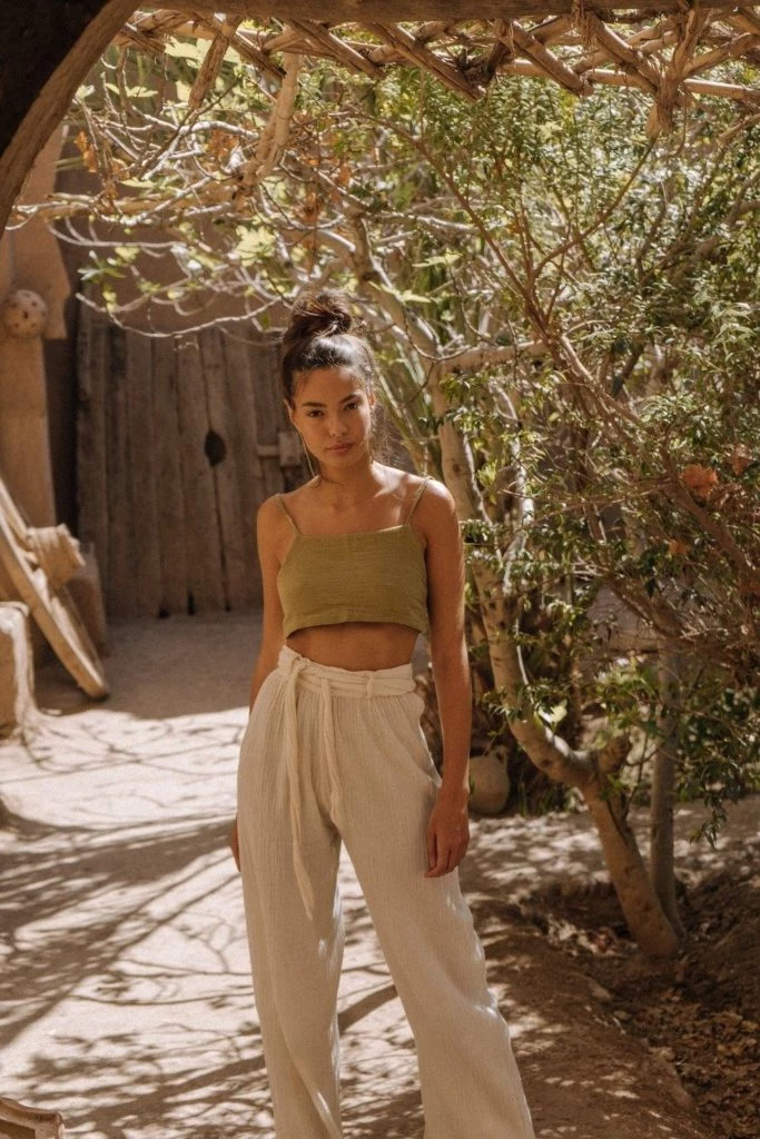 Cómo recrear looks veraniegos en tonos tierra