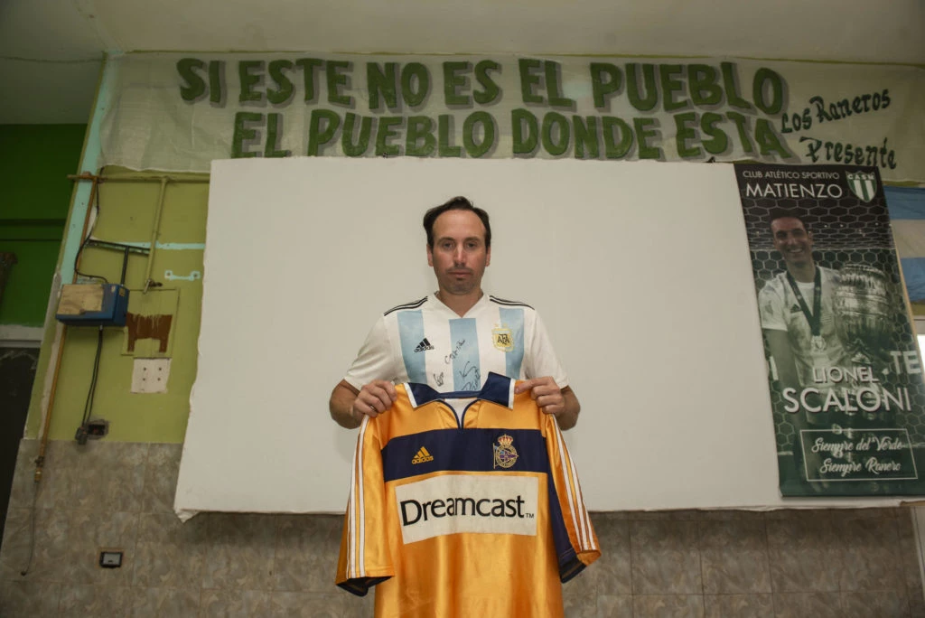 Juan Ezequiel Marcetti, primo segundo de Lionel Scaloni, posa dentro de las instalaciones del Club Atlético Sportivo Matienzo, en Pujato (Argentina). EFE/ Franco Trovato Fuoco