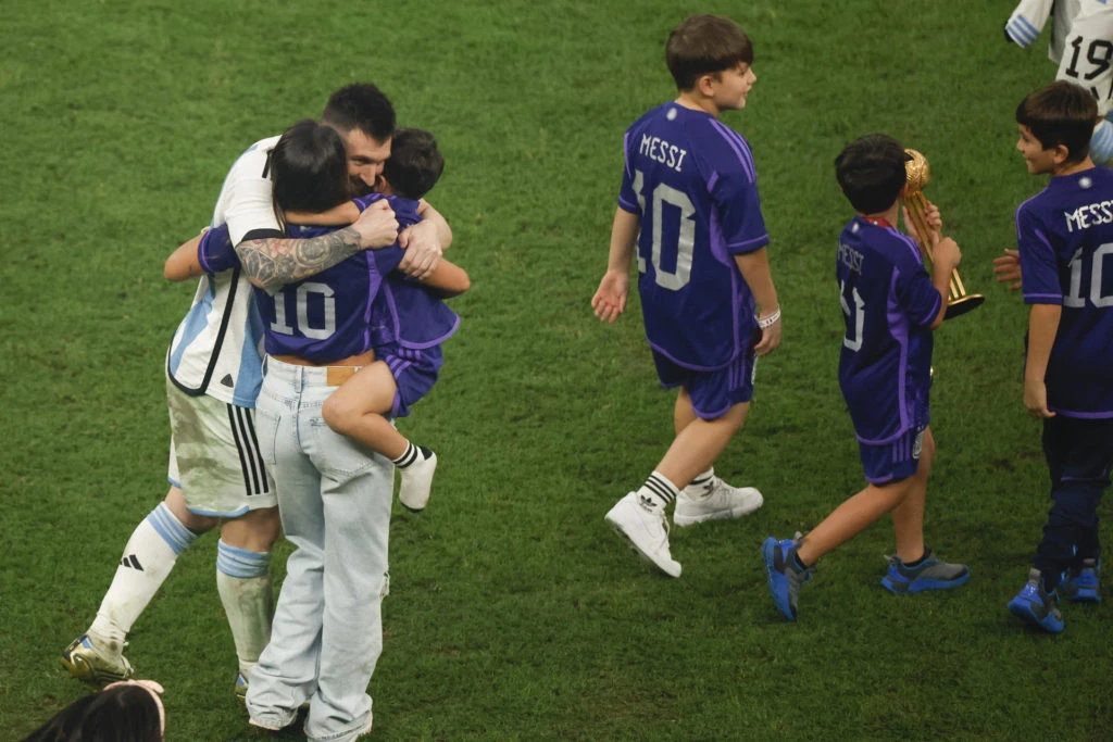 Lionel Messi se abraza con Antonela Roccuzzo