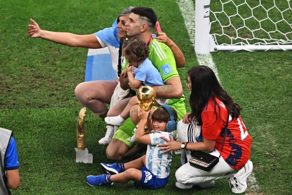 El Dibu Martinez festeja con su familia y la copa