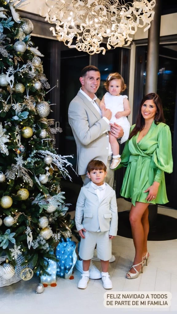 Dibu Martínez y familia