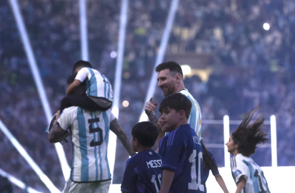 Lionel Messi con uno de sus hijos en brazos