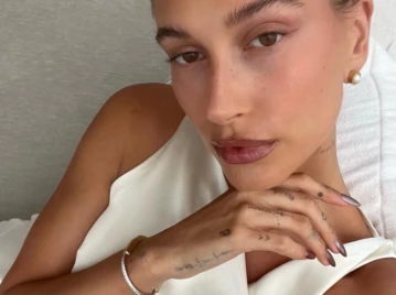 5 trucos beauty infalibles de Hailey Bieber para lookearte en Nochebuena