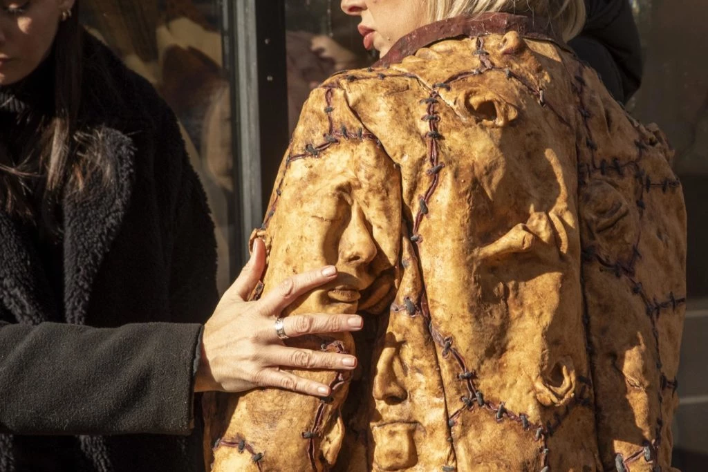 Protesta de PETA con prendas de piel humana