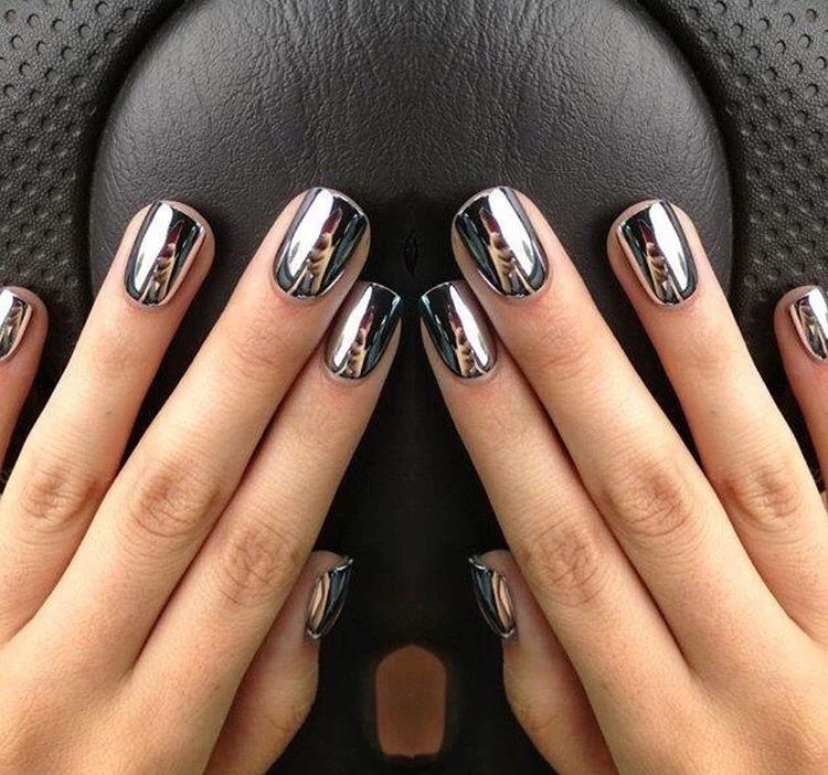 Uñas cromadas tendencia 2023