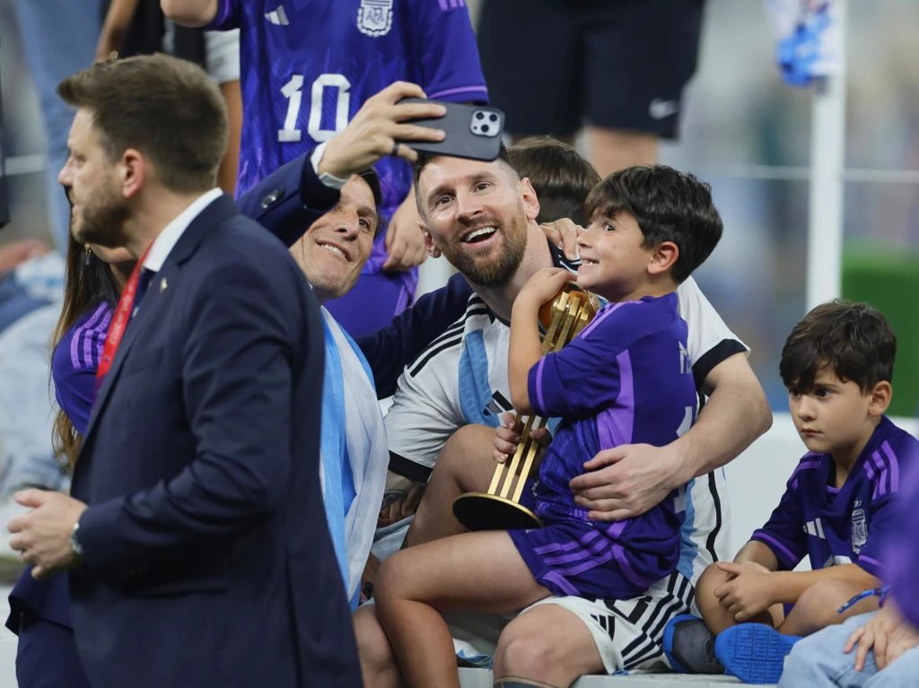 Lionel Messi con uno de sus hijos en brazos