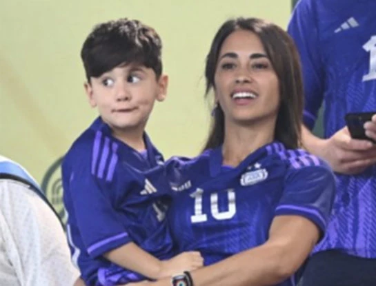 La emoción de Antonela Roccuzzo en el partido de Argentina contra Australia: la mujer de Lionel Messi volvió a usar la camiseta del Diez