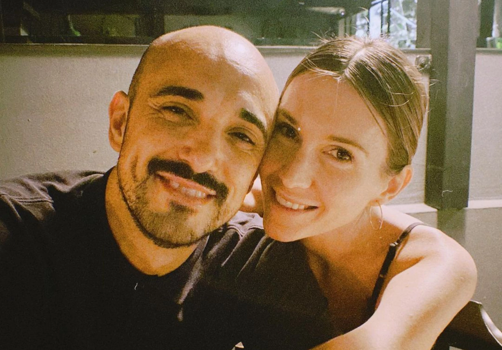 Abel Pintos sorprendió a su esposa Mora Calabrese con un romántico mensaje