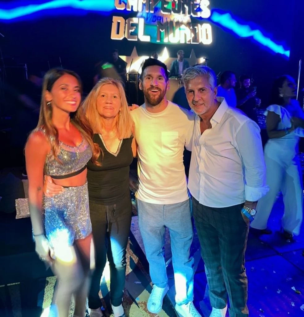 Antonela Roccuzzo con su esposo Lionel Messi y sus suegros