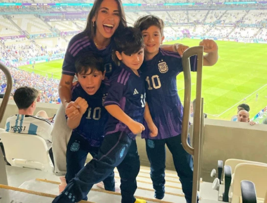 Antonela Roccuzzo apostó por una pieza muy trendy para alentar a la selección argentina 