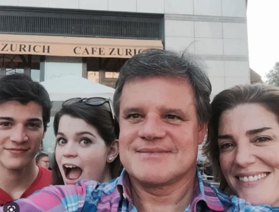 Así está Agustín, el hijo de Débora Pérez Volpin que se recibió de Licenciado en Comunicación