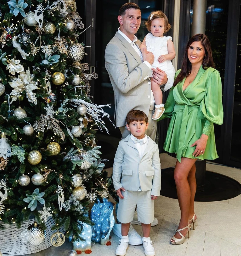 Dibu Martínez y familia 