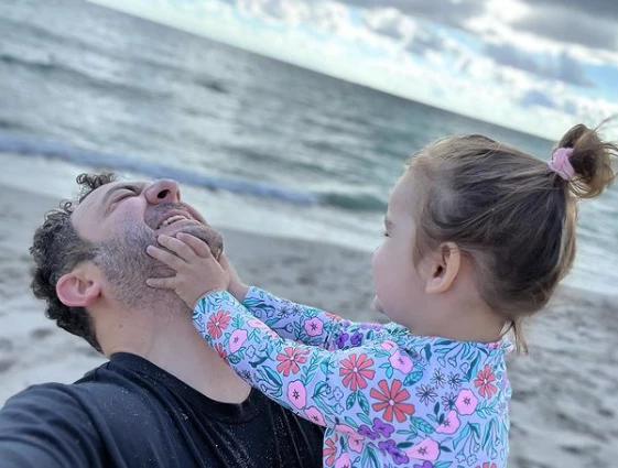 diego topa con su hija