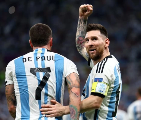 Lionel Messi con el brazaleta de No Discrimination