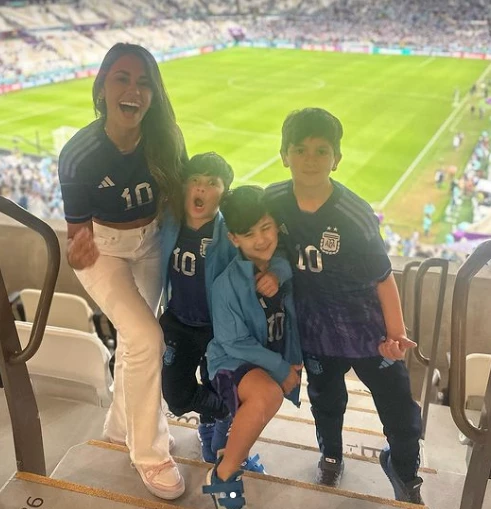 Antonela Roccuzzo festeja el triunfo de la Selección