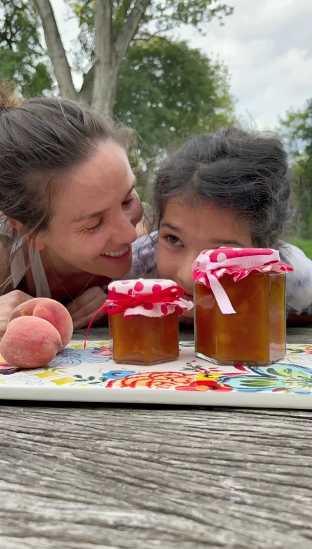 La receta del dulce casero de duraznos que prepararon Natalia Oreiro y Merlín Atahualpa Mollo