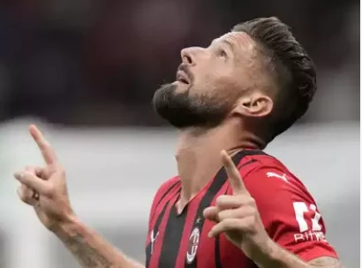 Olivier Giroud reza en el partido