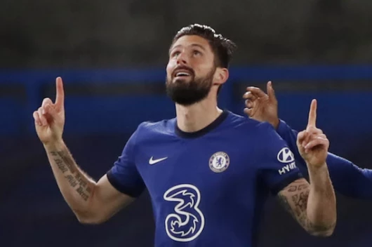 Olivier Giroud reza en el partido