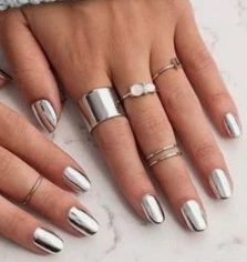 Uñas cromadas tendencia 2023