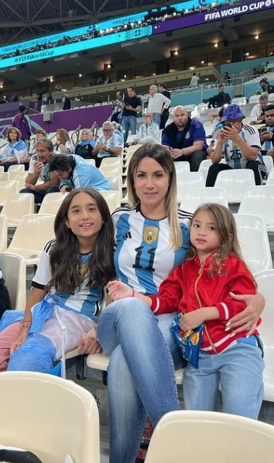 Jorgelina Cardoso con sus hijas en Qatar