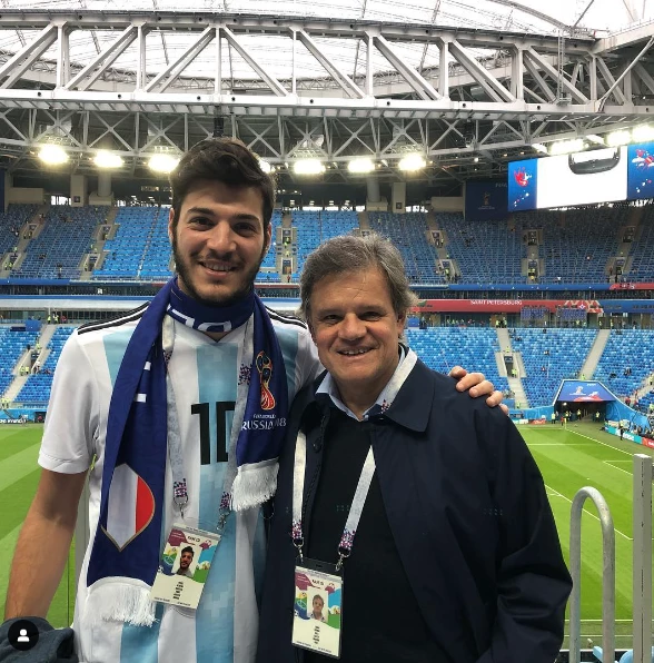 Así está Agustín, el hijo de Débora Pérez Volpin que se recibió de Licenciado en Comunicación