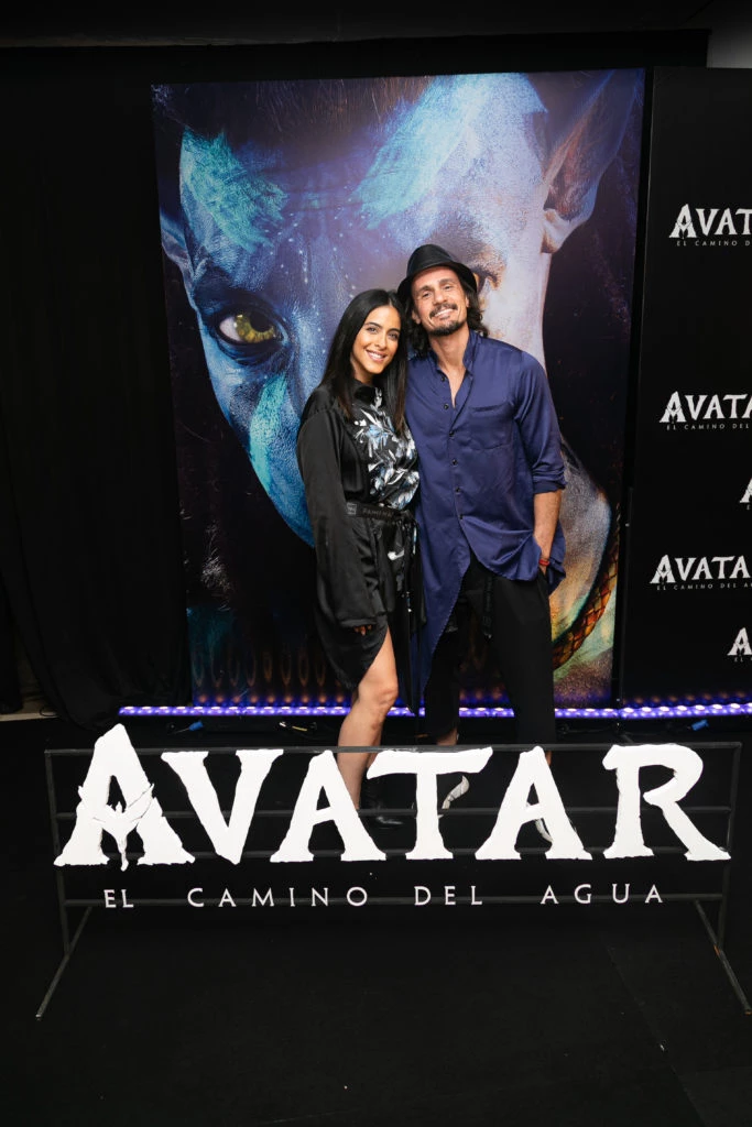 Christian Sancho y Celeste Muriega en estreno de Avatar el camino del agua