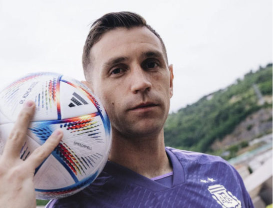 El look "argentino a full" del "Dibu" Martínez: se tiñó con los colores patrios antes del partido de octavos