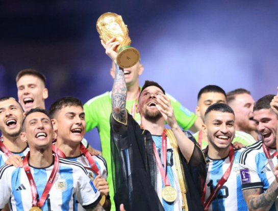 Cuánto quieren pagar por el bisht que usó Lionel Messi para levantar la Copa del Mundo 