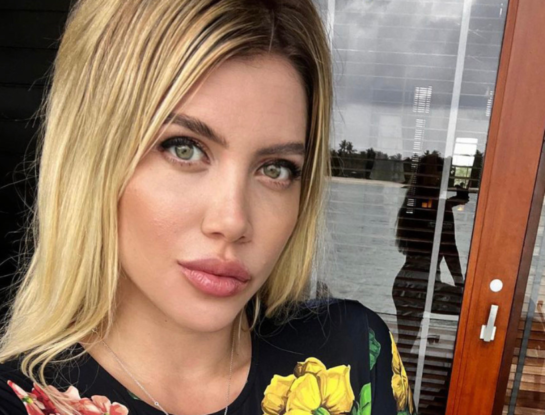 Wanda Nara lució un traje de baño estilo "Baywatch" en Punta del Este