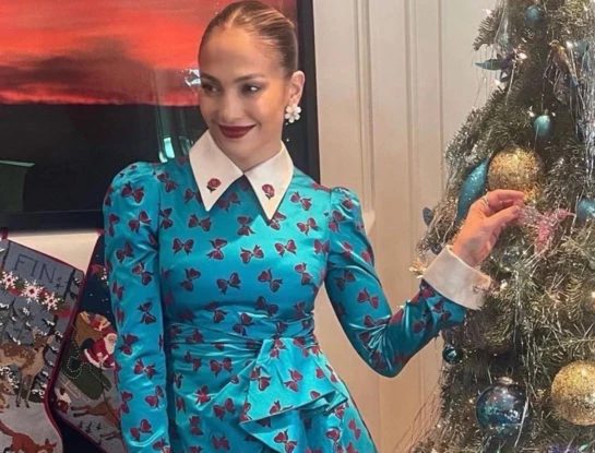 El look estampado que lució Jennifer Lopez en Navidad