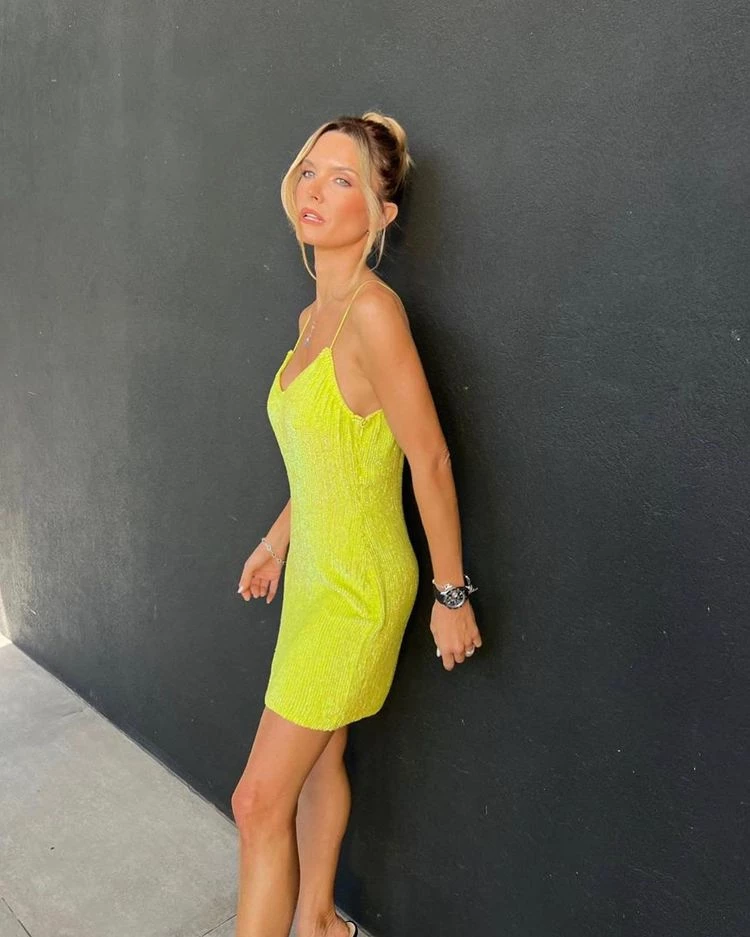 El outfit neón de Sofía Zámolo