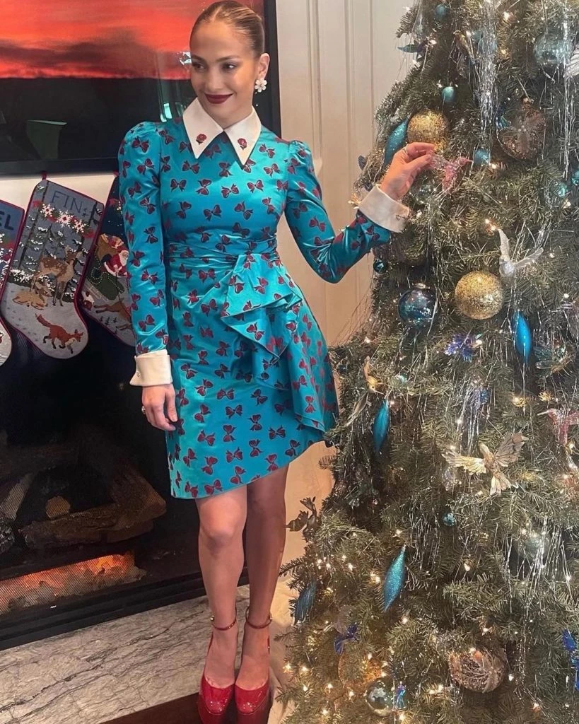 El vestido estampado en color turquesa de Jennifer Lopez que lució en Navidad