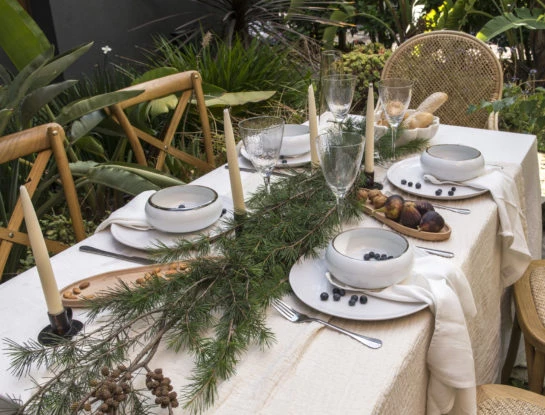 Navidad: cómo armar y decorar una mesa al aire libre con inspiración natural