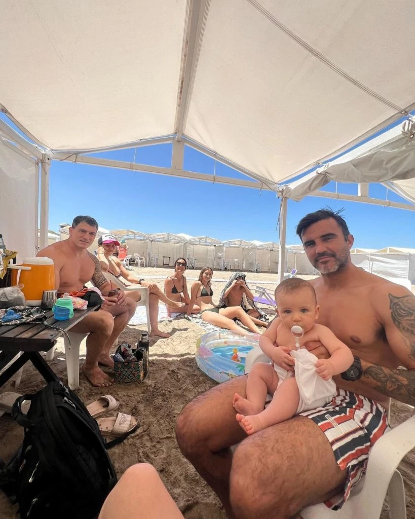 Fabián Cubero junto a su hijo Luca en Mar del Plata