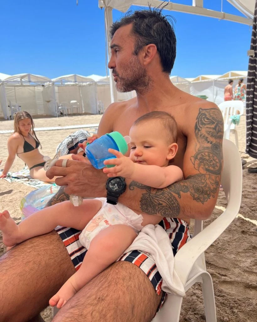 Fabián Cubero junto a su hijo Luca y Mica Viciconte en Mar del Plata