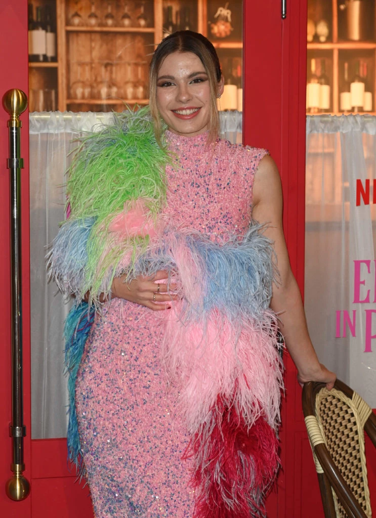 Zoé Tondut en estreno de Emily in Paris