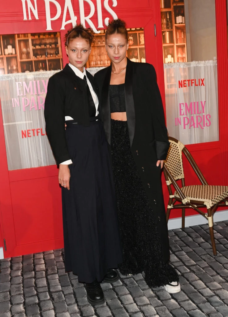 Logane Neffah y Cheyenne Neffah en estreno de Emily in Paris