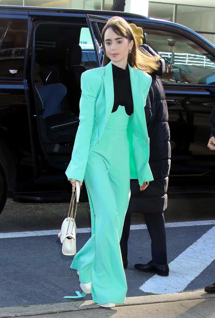 Lily Collins llegando a los estudios de "The Drew Barrymore Show".