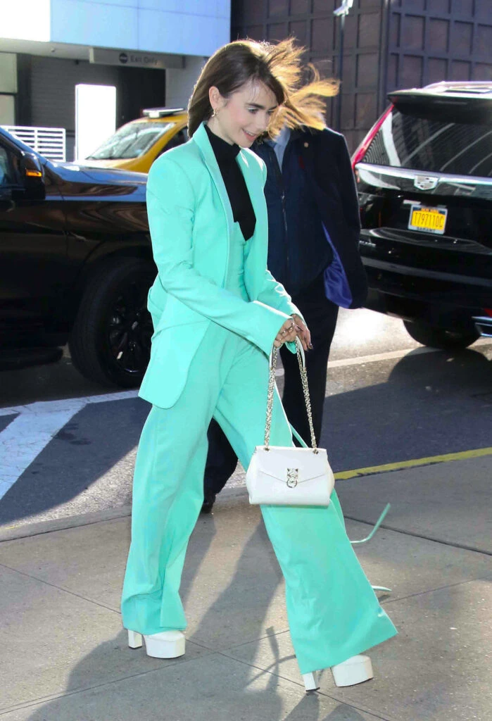 Lily Collins llegando a los estudios de "The Drew Barrymore Show".