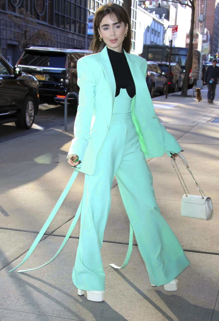 Lily Collins llegando a los estudios de "The Drew Barrymore Show".