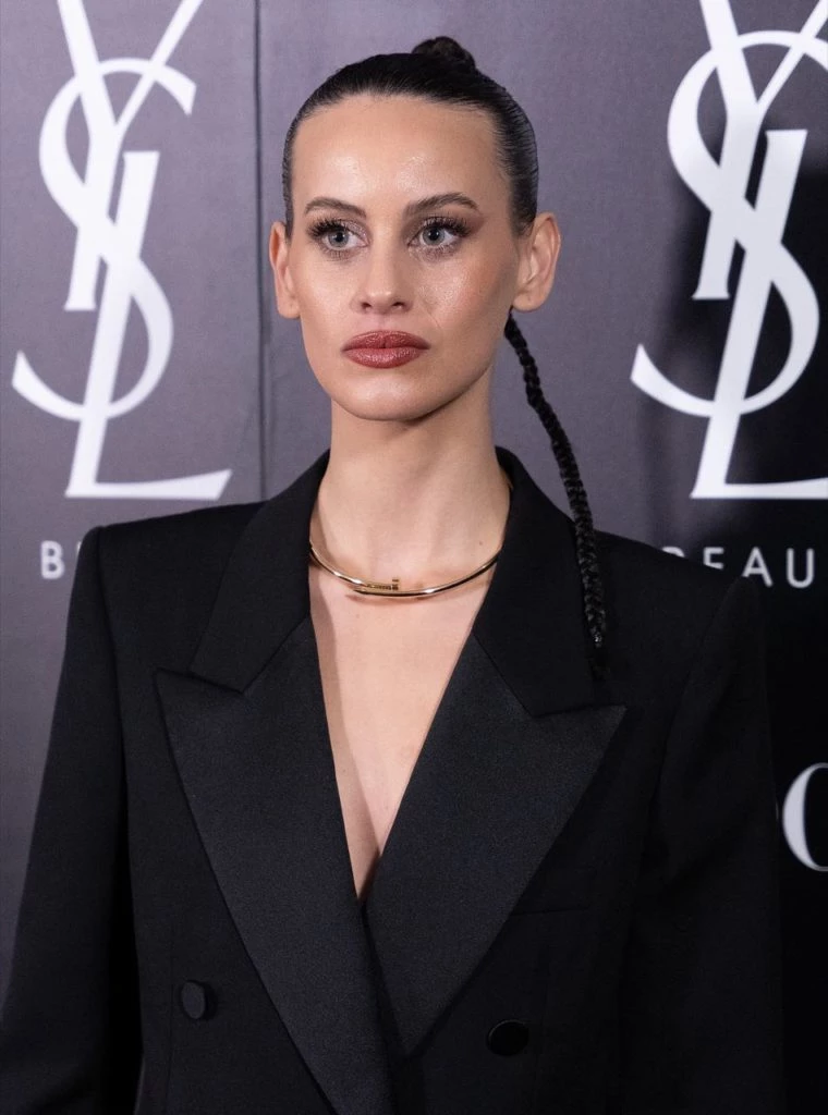 Milena Smit en la fiesta de Yves Saint Laurent